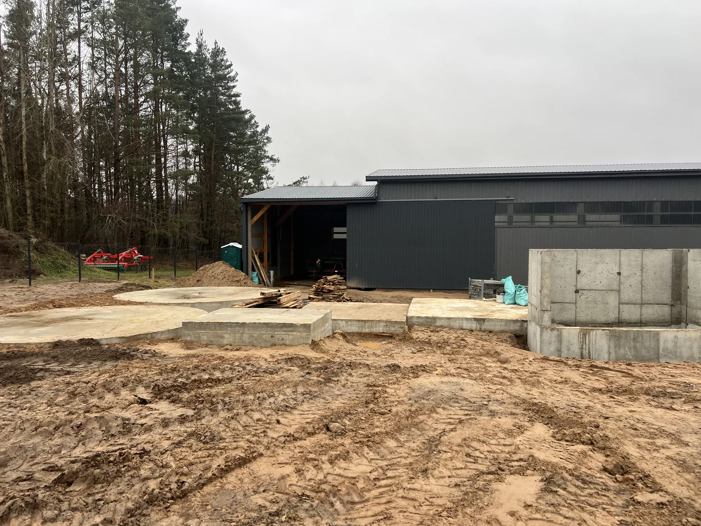 Grūdų saugojimo bokštai, Kubonių k. — bendras vaizdas